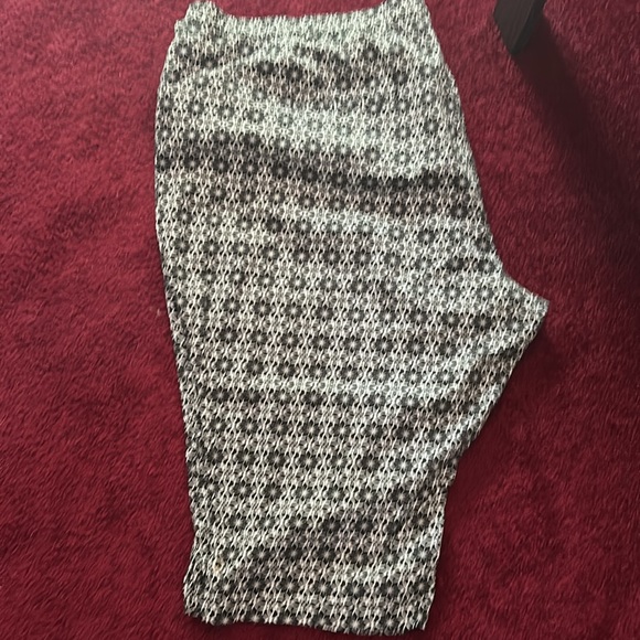 Women’s plus size capris - Picture 2 of 2